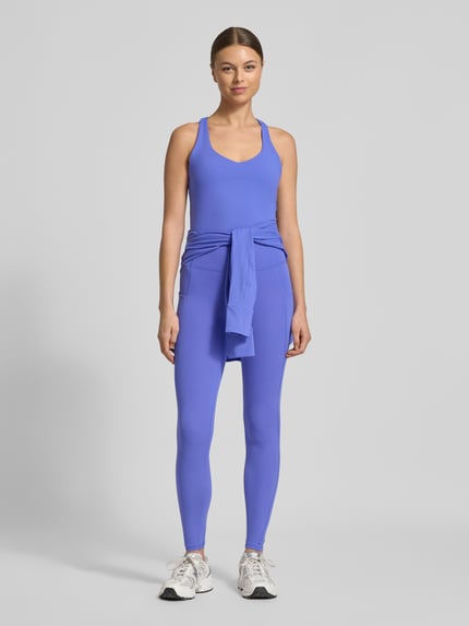 Kobiece modelka nosi Slim Fit Top mit integriertem Bustier Modell 'Anywhere' von Fabletics, elastyczny materiał, krój slim fit, okrągły dekolt, długość pleców w rozmiarze S: 36 cm, fioletowy, pełny widok z przodu