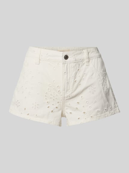 Produktfoto, Jeansshorts mit Lochstickerei und Eingrifftaschen von Gina Tricot aus Reine Baumwolle, Regular-Fit, cremeweiß, Struktur durch Lochstickerei, Knopf-Reißverschluss, Bundweite 42 cm, Innenbeinlänge 5 cm bei Größe 36.