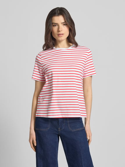 Frauenmodel trägt Damen T-Shirt mit roten und weißen Streifen aus Baumwoll-Mix mit Stretch-Anteil, Rundhalsausschnitt, Modell 'NORA' von Vila, Gerader-Schnitt, Rückenlänge bei Größe S: 57 cm, Ganzkörperansicht von vorne.