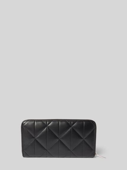 Produktfoto, schwarzes Portemonnaie mit Steppnähten und Label-Applikation von CK Calvin Klein, Hauptfach mit Rundum-Reißverschluss, Modell QUILTED LONG ZIP AROUND, dezente Struktur und glatte Oberfläche