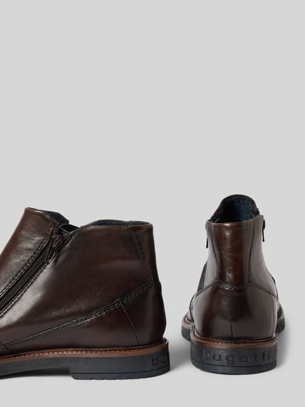 Produktfoto, Boots aus Leder-Mix Modell 'Caj' von bugatti in Braun mit abgerundeter Form, seitlichem Reißverschluss und profilierter Sohle