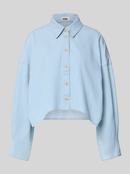 Produktfoto, Relaxed Fit Hemdbluse in Denim-Optik Modell 'Oshia' von Drykorn, Reine Baumwolle, Langärmelig, Hemdblusenkragen, durchgängige Knopfleiste, hellblau, Rücklänge 55 cm, Ärmellänge 47 cm, strukturierte Oberfläche