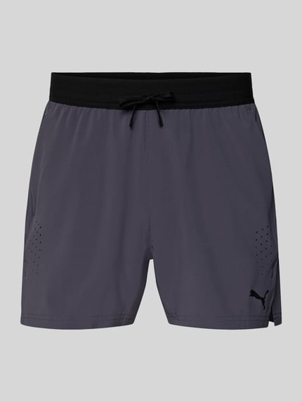 Produktfoto, Regular Fit Shorts mit Logo-Print von PUMA PERFORMANCE z elastycznej mieszanki materiałów, krój regular fit, nadruk z logo, elastyczny pas z tunelem, wpuszczane kieszenie, szerokość w rozmiarze M 38 cm, długość wewnętrzna nogawki 12 cm, kolor szary, czarny pas, gładka tekstura