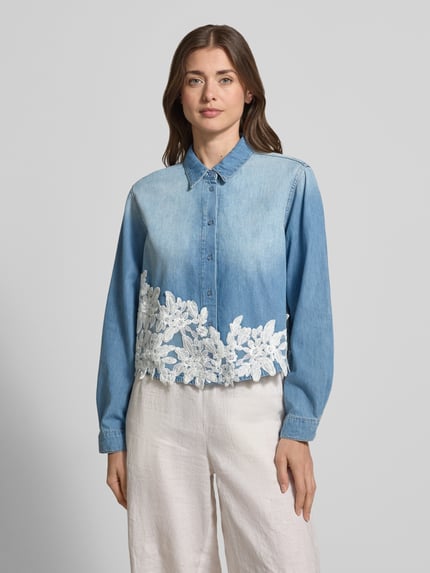 Kobiece model prezentuje Regular Fit Hemdbluse in Denim-Optik mit Spitzenbesatz von More & More, bawełna, krój regular fit, tkanina stylizowana na denim, obszycie koronką, z długim rękawem, kołnierzyk koszulowy, listwa guzikowa, długość tyłu w rozmiarze 36: 50 cm, długość rękawów w rozmiarze 36: 58 cm, ujęcie: całkowita sylwetka z przodu