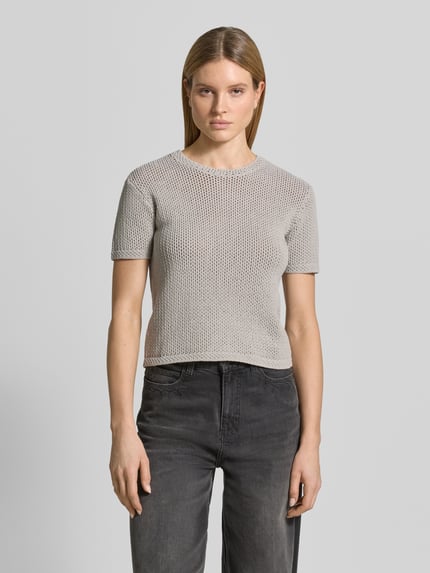Frauenmodel trägt Strickshirt mit Rundhalsausschnitt von ARMANI EXCHANGE, beige, Baumwoll-Mix, Regular Fit, Halbarm, Ganzkörperansicht von vorne.