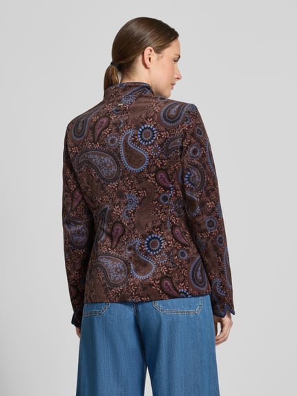 Vrouwenmodel draagt Slim Fit Blazer met viscose van White Label, blauw-bruin paisleypatroon, opstaande kraag, opgestikte steekzakken, ruglengte 63 cm, borstwijdte 44 cm, mouwlengte 64 cm, Materiaalmix met viscose, doorlopende knoopsluiting, sierboord, Ganzkörperansicht Rückansicht