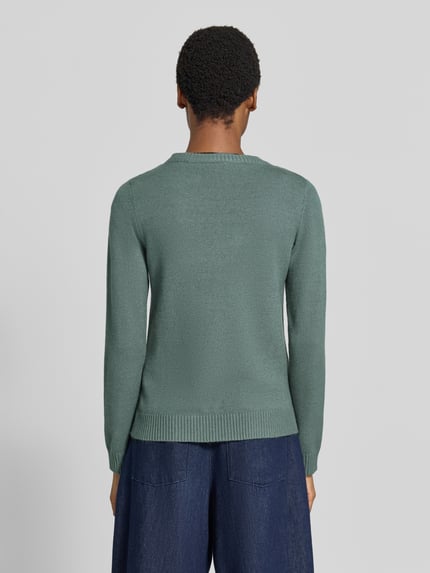 Frauenmodel trägt Strickpullover aus Viskose-Mix von VILA in taillierter Passform mit geripptem Rundhalsausschnitt, Ganzkörperansicht Rückansicht.
