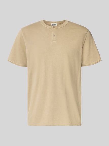 Produktfoto, t-shirt męski z czystej bawełny, krój regular fit, okrągły dekolt, krótka listwa guzikowa, model 'ENIL' od Drykorn, długość tyłu w rozmiarze M: 60 cm, beżowy, gładka tekstura