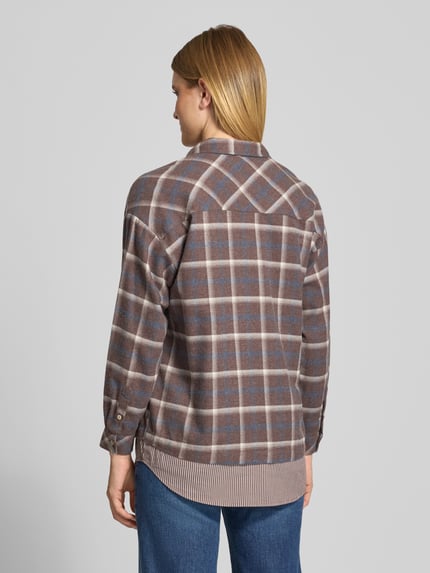 Frauenmodel trägt Relaxed Fit Hemdbluse in Layering-Optik von Emily Van den Bergh, Baumwoll-Mix, Karomuster, Ganzkörperansicht Rückansicht.