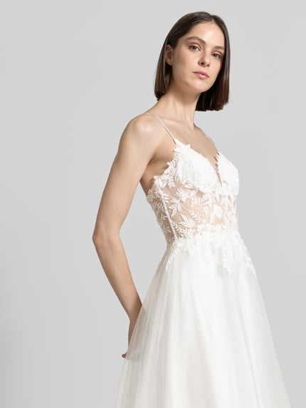 Vrouwenmodel draagt Maxikleid mit Stitchings und rückseitiger Schnürung van Luxuar van tule in getailleerd model, ruglengte maat 36: 14 cm, borstwijdte maat 36: 34 cm, detailopname bovenlichaam