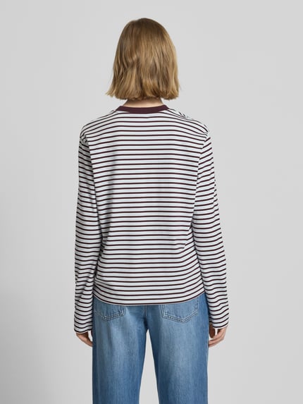 Modelka nosi Boxy Fit Longsleeve Modell 'SOPHIA' od JJXX, bawełna, krój boxy fit, pasy, dekolt okrągły, długość pleców S: 53 cm. Widok całej sylwetki z tyłu.
