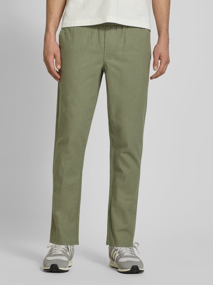 Mężczyznamodel nosi Tapered Leinenhose aus Baumwoll-Leinen-Mix Modell 'LINUS' von Only & Sons w odcieniu melange, bawełna z lnem, z elastycznym pasem, tunel na sznurek, boczne kieszenie oraz kieszenie z tyłu, krój tapered fit, zdjęcie: całkowity widok z przodu.