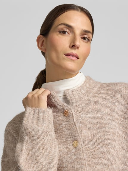 Frauenmodel trägt Cardigan mit Stehkragen Modell 'Taura' von Neo Noir im Material-Mix mit Woll-Anteil, meliert, Nahaufnahme Oberkörper.