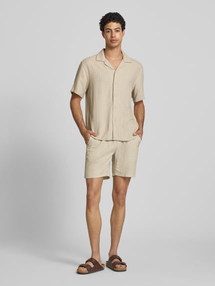 Männermodel trägt Regular Fit Freizeithemd aus Viskose-Leinen-Mix Modell 'LATHAM' von Only & Sons, Optik: Unifarben, Ganzkörperansicht von vorne.
