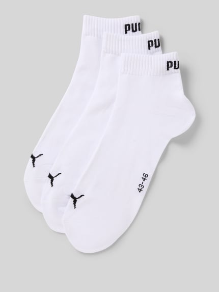 Produktfoto, Sneakersocken mit Logo im 3er-Pack von Puma in Weiß mit schwarzem Logo, Baumwoll-Mix mit Stretch-Anteil, körpernahe Passform