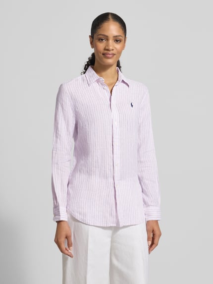 Frauenmodel trägt Hemdbluse aus reinem Leinen von Polo Ralph Lauren mit Streifenmuster, lockerem Schnitt und Knopfleiste, Ganzkörperansicht von vorne.