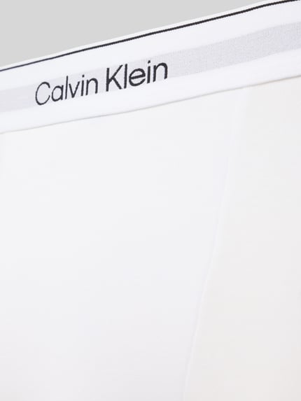Produktfoto, weißer Pant & Trunk aus Baumwoll-Mix im 5er-Pack von Calvin Klein Underwear mit grauem Bund, glatte Textur, Detailaufnahme