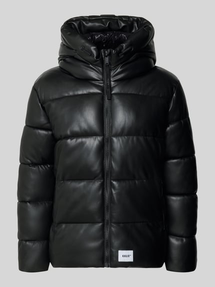 Produktfoto, schwarze Jacke mit Kapuze und Label-Patch Modell 'COEN' von khujo, gesteppte Oberfläche, Reißverschluss, glatte Textur.