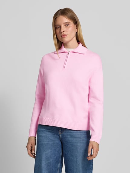 Frauenmodel trägt Troyer mit halblangem Reißverschluss Modell 'RIZIN' von MANGO in Rosa, Strukturstrick, Regular Fit, Ganzkörperansicht von vorne.