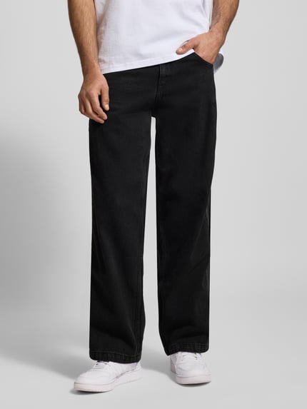 Mannenmodel draagt Jeans met Eingrifftaschen van adidas Originals in zwart, rechte pasvorm, katoen, vooraanzicht, close-up bovenlichaam.