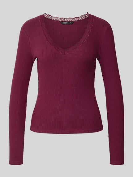 Produktfoto, Slim Fit Langarmshirt aus Baumwoll-Mix Modell 'SARA SHARAI' von ONLY in Dunkelrot, feine Rippstruktur, spitzer Ausschnitt mit Spitze, Damen Langarmshirt von ONLY