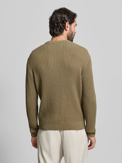 Männermodel trägt Slim Fit Pullover in Strick-Optik von JAKE*S STUDIO MEN aus Baumwoll-Mix in Oliv, Rückenlänge 65 cm, Ganzkörperansicht Rückansicht.