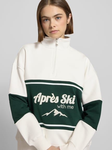 Modelka kobieca ma na sobie Relaxed Fit Sweatshirt mit Stehkragen Modell 'Jenny' od LeGer by Lena Gercke, kremowo-zielony, bawełniany miks, napisy, widok przód, zbliżenie na górną część ciała.