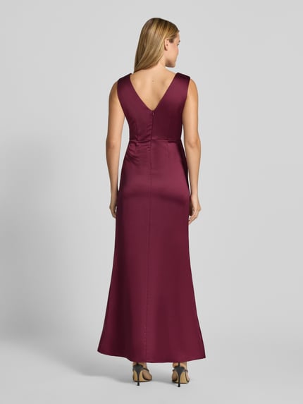 Frauenmodel trägt Abendkleid mit Raffungen von Rinascimento in Bordeaux, Satin, ärmellos, körpernahe Passform, Ganzkörperansicht Rückansicht.