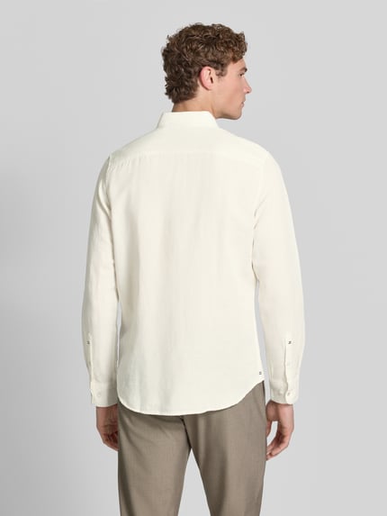 Männermodel trägt Regular Fit Freizeithemd aus Leinen-Baumwoll-Mix von Lerros in Creme mit Button-Down-Kragen, Knopfleiste, Rückenlänge 75 cm, Schulterbreite 43 cm, Ärmellänge 69 cm, Ganzkörperansicht Rückansicht.