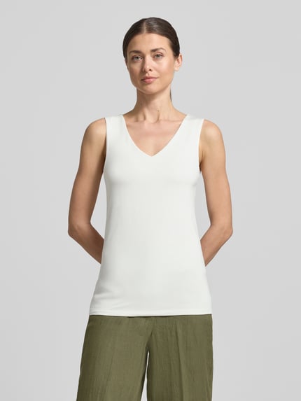 Frauenmodel trägt Top mit V-Ausschnitt Modell 'Marica' von Soyaconcept, Lyocell-Elasthan-Mix, Slim-Fit, weiß, Ganzkörperansicht von vorne. Rückenlänge bei Größe S: 60 cm.