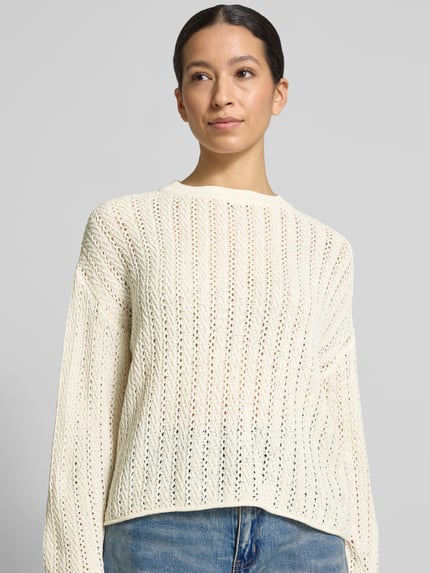 Vrouwenmodel draagt Comfort Fit Strickpullover im Semitransparenter Optik van Tom Tailor Denim, structuur, unikleur, crew neck, ajourbreisel, langemouw, rolzoom, vooraanzicht close-up bovenlichaam