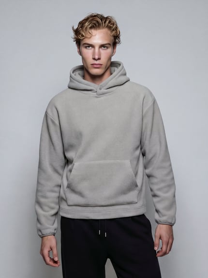 Männermodel trägt Hoodie mit Fleece Kängurutasche von ONLY & SONS in unifarbener Strukturoptik mit Druckknöpfen, Ganzkörperansicht von vorne.
