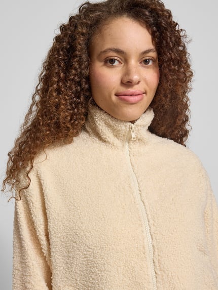 PIECES kurtka teddy o kroju regular fit z bocznymi wpuszczanymi kieszeniami model 'KATTY' Piaskowy 3