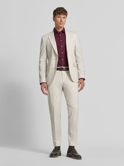 Männermodel trägt Slim Fit Business-Hemd mit Kentkragen von Jake*s in dunklem Rot, Reine Baumwolle, Ganzkörperansicht von vorne, Rückenlänge 79 cm, Schulterbreite 45 cm, Ärmellänge 67 cm, Größe 39/40.