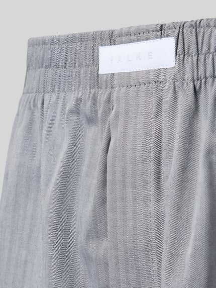 Produktfoto, graue Boxershorts mit elastischem Bund und Label-Patch Modell 'Daily' von FALKE, reine Baumwolle, feines Fischgrätmuster, Nahaufnahme Oberkörper, Loose Fit