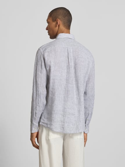 Männermodel trägt Slim Fit Leinenhemd mit Button-Down-Kragen von Fynch-Hatton mit feinem Streifenmuster, reine Leinenstruktur, Ganzkörperansicht Rückansicht.