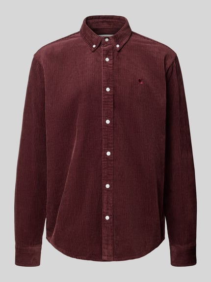 Produktfoto, Regular Fit Freizeithemd mit Logo-Stitching Modell 'MADISON' von Carhartt Work In Progress, bawełna, krój regular fit, kołnierzyk typu button down, listwa guzikowa, wyhaftowane logo, sportowe mankiety, zaokrąglony dół, długość tyłu w rozmiarze M: 75 cm, szerokość w rozmiarze M: 47 cm, długość rękawów w rozmiarze M: 65 cm, powierzchnia sztruksowa, bordowy kolor
