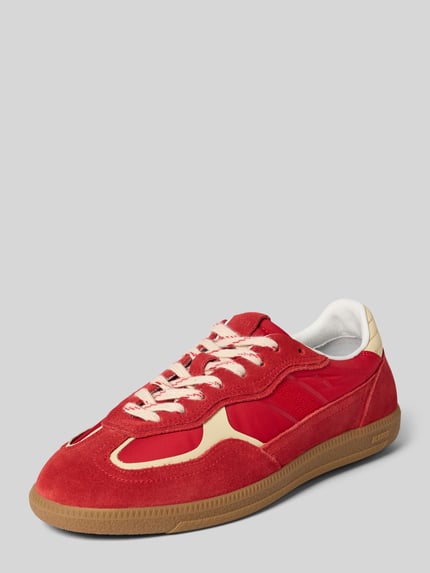 Produktfoto, Sneaker mit Schnürverschluss von ALOHAS aus rotem Leder mit beiger Struktur, abgerundeter Spitze und strukturierter Sohle.