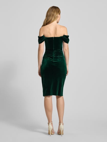 Kobiece model prezentuje Cocktailkleid im Off-Shoulder-Look od Lipsy, welwet, zielony, dopasowany krój, długość midi, zdjęcie całej sylwetki od tyłu.