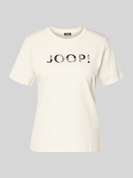 Produktfoto, T-Shirt met labelprint model 'Tanna' van JOOP! in wit, ronde hals, regular fit, puur katoen, zachte textuur.