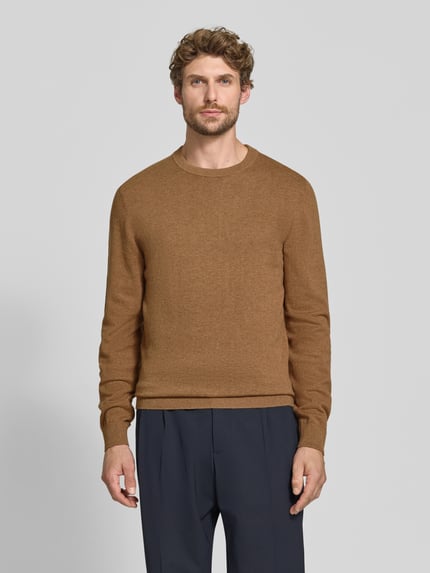Männermodel trägt Strickpullover aus Baumwoll-Kaschmir-Mix mit Rundhalsausschnitt von MCNEAL, Regular Fit, braun, Ganzkörperansicht von vorne.