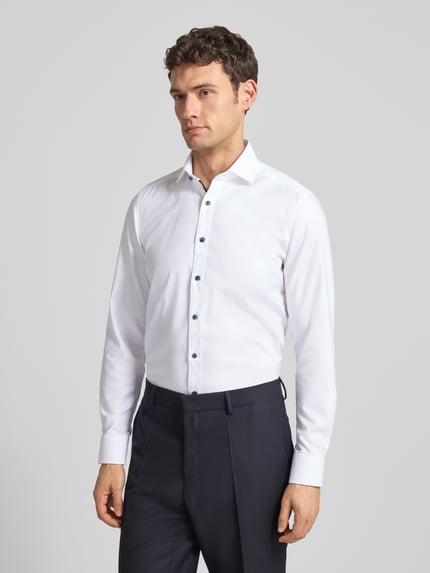 Männermodel trägt Slim Fit Businesshemd aus Baumwoll-Mix von OLYMP Level Five, Optik: Unifarben, Kentkragen, Ganzkörperansicht von vorne.