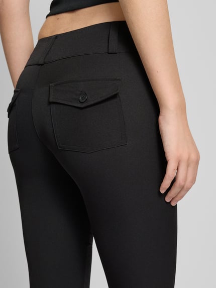 Gina Tricot Bootcut Stoffhose mit Knopf- und Reißverschluss Black 3
