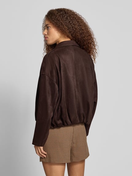 Frauenmodel trägt Kurzmantel mit Schulterklappen von ONLY in Dunkelbraun mit glatter Textur, Ganzkörperansicht Rückansicht, Damen Kurzmantel von ONLY.