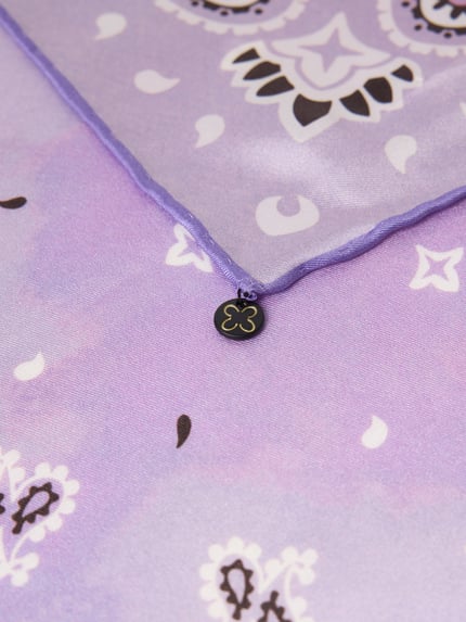 Productfoto, Seitentuch aus reiner Seide Modell 'Nicki' van Codello met lila allover paisleyprint, vierkante fit, logodetail, zijde textuur