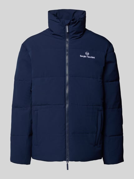 Produktfoto, diepe blauwe Steppjacke met Stehkragen Modell 'NILO' van SERGIO TACCHINI, regular fit, zichtbare ritssluiting en steekzakken.