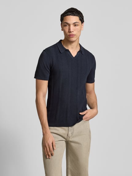 Männermodel trägt Slim Fit Poloshirt in Strick-Optik Modell 'Baron' von Blend, dunkelblau, reine Baumwolle, Nahaufnahme Oberkörper.