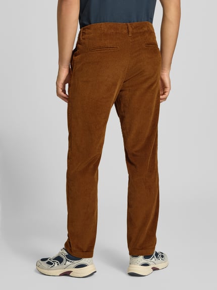 Männermodel trägt Regular Fit Cordhose mit Eingrifftaschen von JACK & JONES, Baumwoll-Elasthan-Mix, Ganzkörperansicht Rückansicht.
