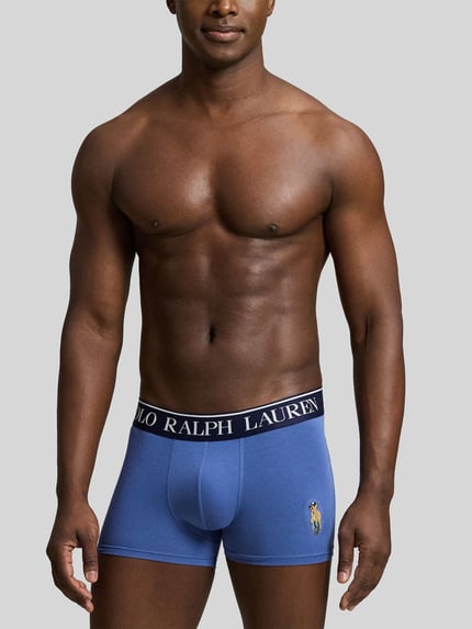 Männermodel trägt Pant & Trunk mit Polo-Bear-Motiv im 2er-Pack von Polo Ralph Lauren Underwear in Blau, Nahaufnahme Oberkörper.