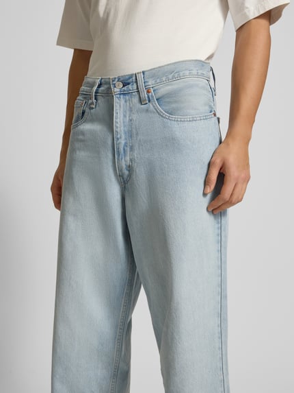 Männermodel trägt Baggy Jeans mit 5-Pocket-Design von Levi's®, Reine Baumwolle, Lockerer-Schnitt, hellblaue Waschung, Nahaufnahme Oberkörper.